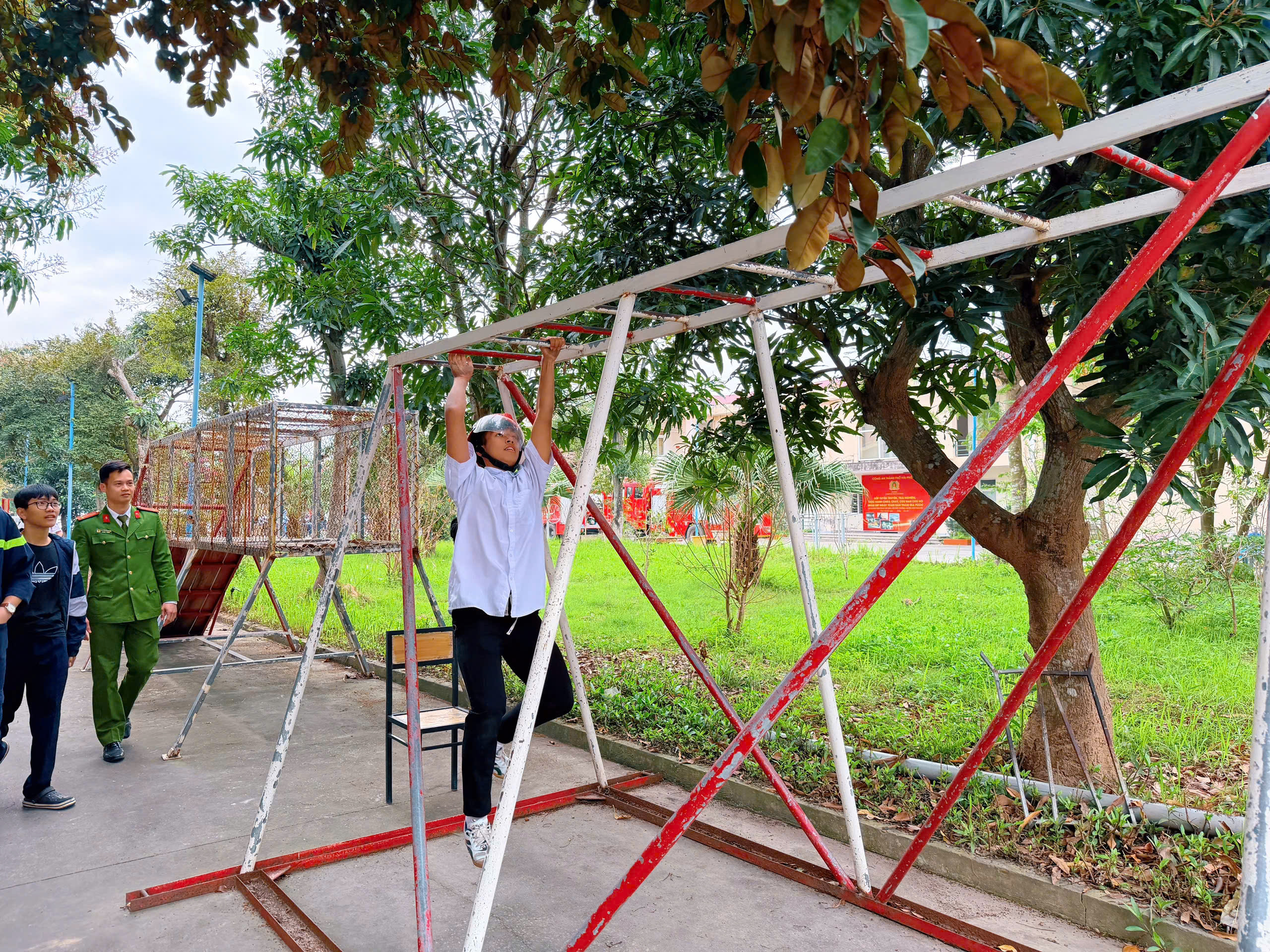 Đội Chữa cháy và CNCH khu vực 5: Gần 300 học sinh và Nhân dân sôi nổi tham gia trải nghiệm phòng cháy chữa cháy